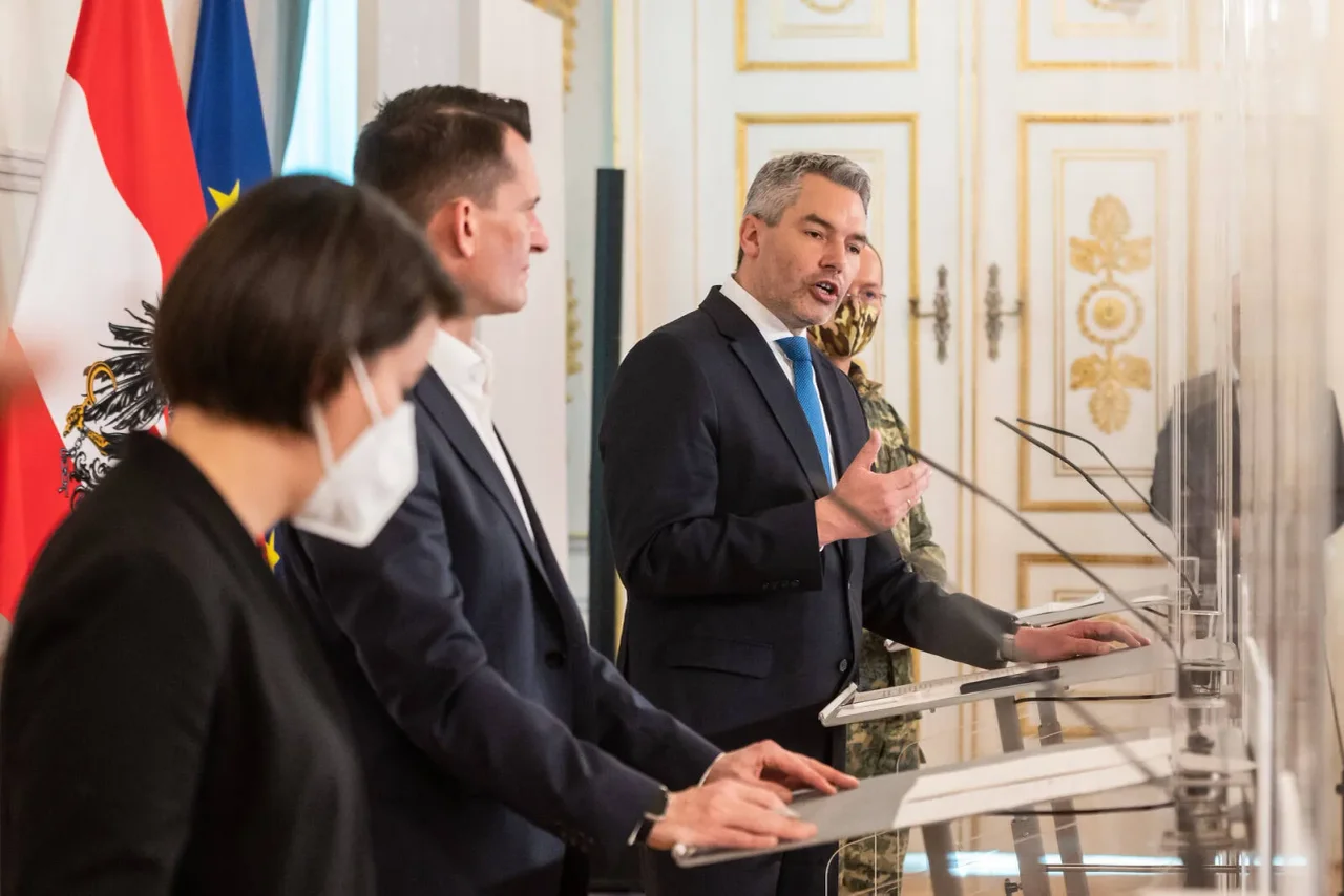 Innenminister Karl Nehammer gemeinsam mit dem damaligen Gesundheitsminister Wolfgang Mückstein sowie Katharina Reich und Rudolf Striedinger (GECKO).