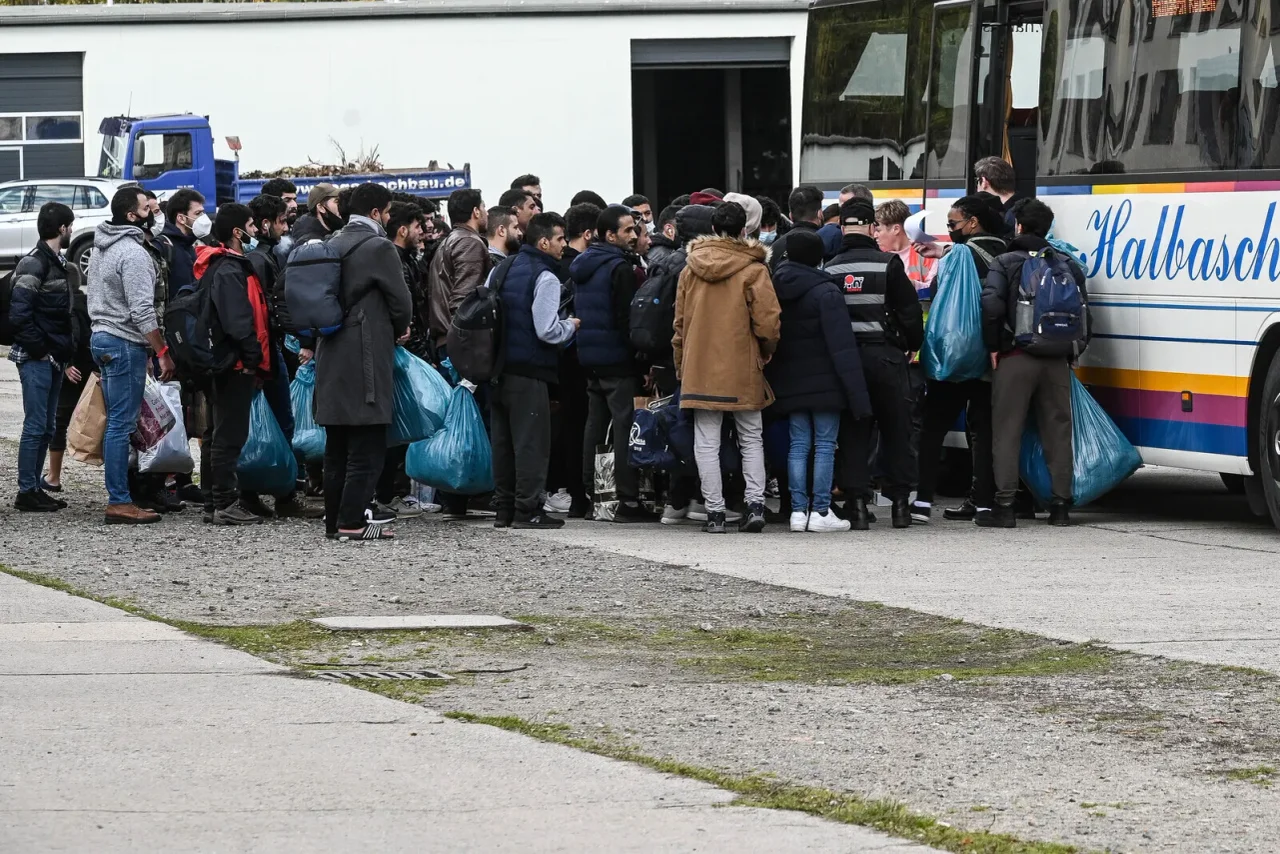 Migranten vor einer Erstaufnahmeeinrichtung in Brandenburg. (Symbolbild)