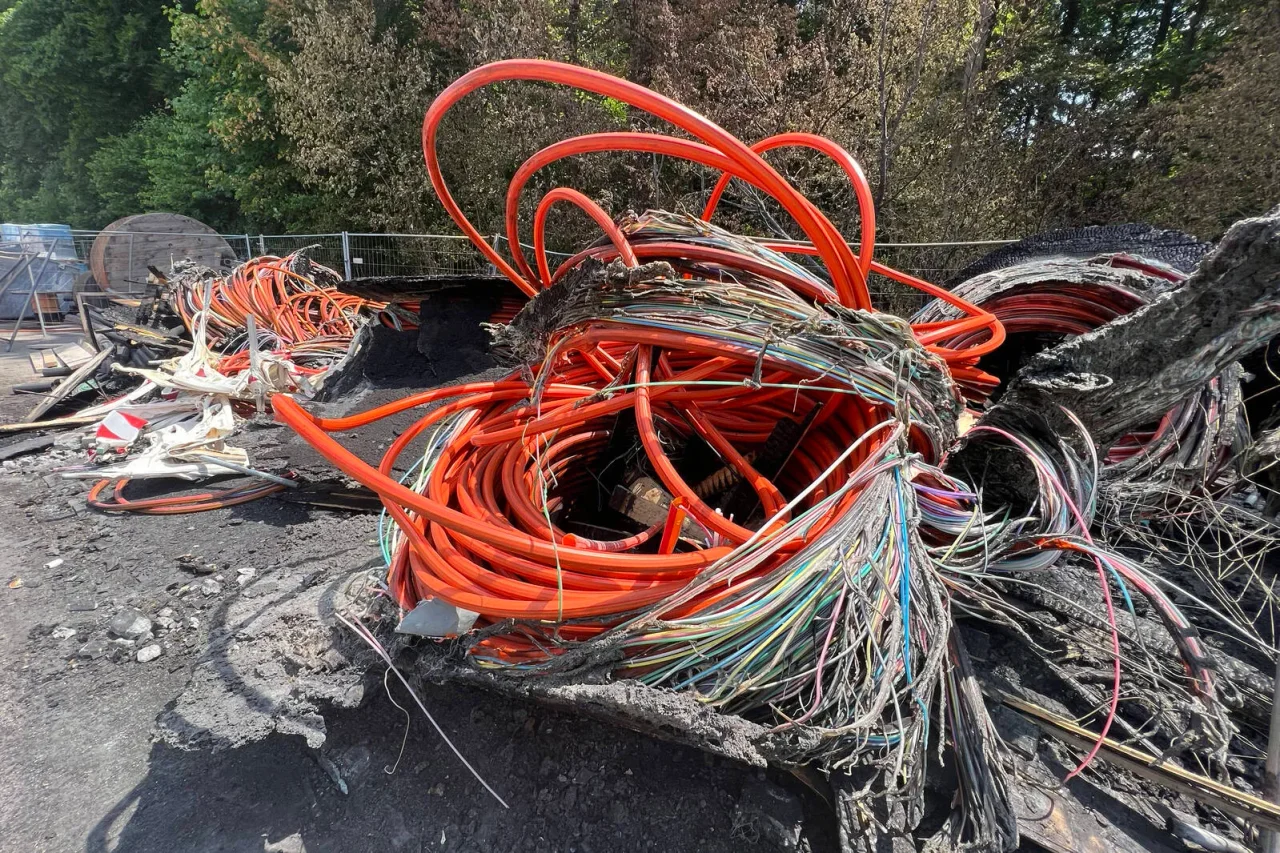 Bei Brandanschlägen in München und Oberbayern werden immer wieder auch wichtige Materialien, in diesem Fall Glasfaserkabel, beschädigt.