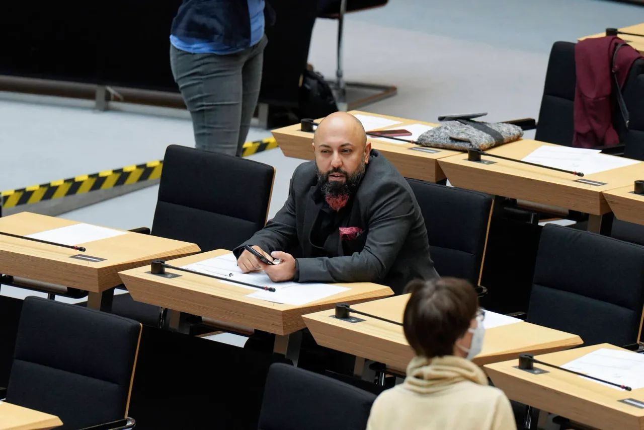 Der Linken-Politiker zeigt sich in den Sozialen Medien besorgt um seine Sicherheit und die seiner Eltern.