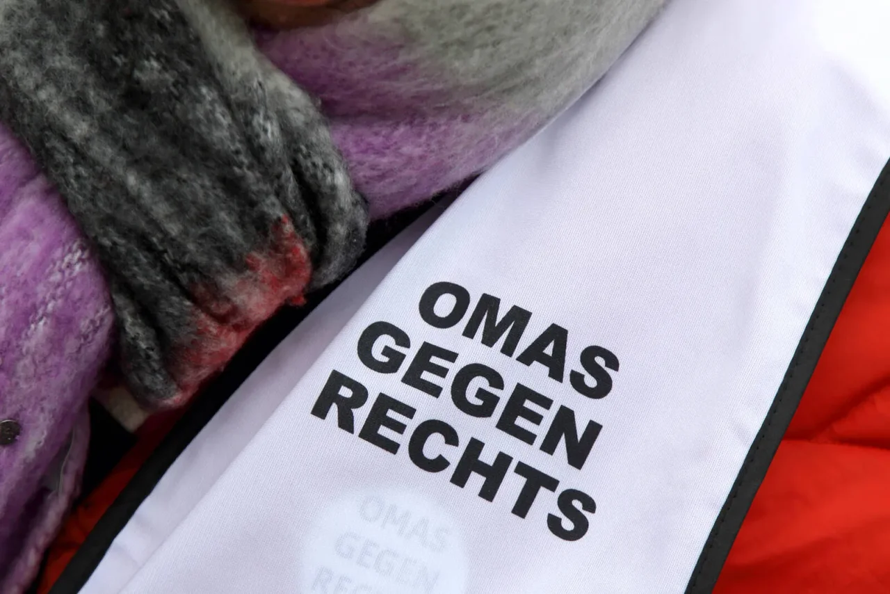 Eine „Oma gegen Rechts“ bei einer Demonstration in Göttingen.