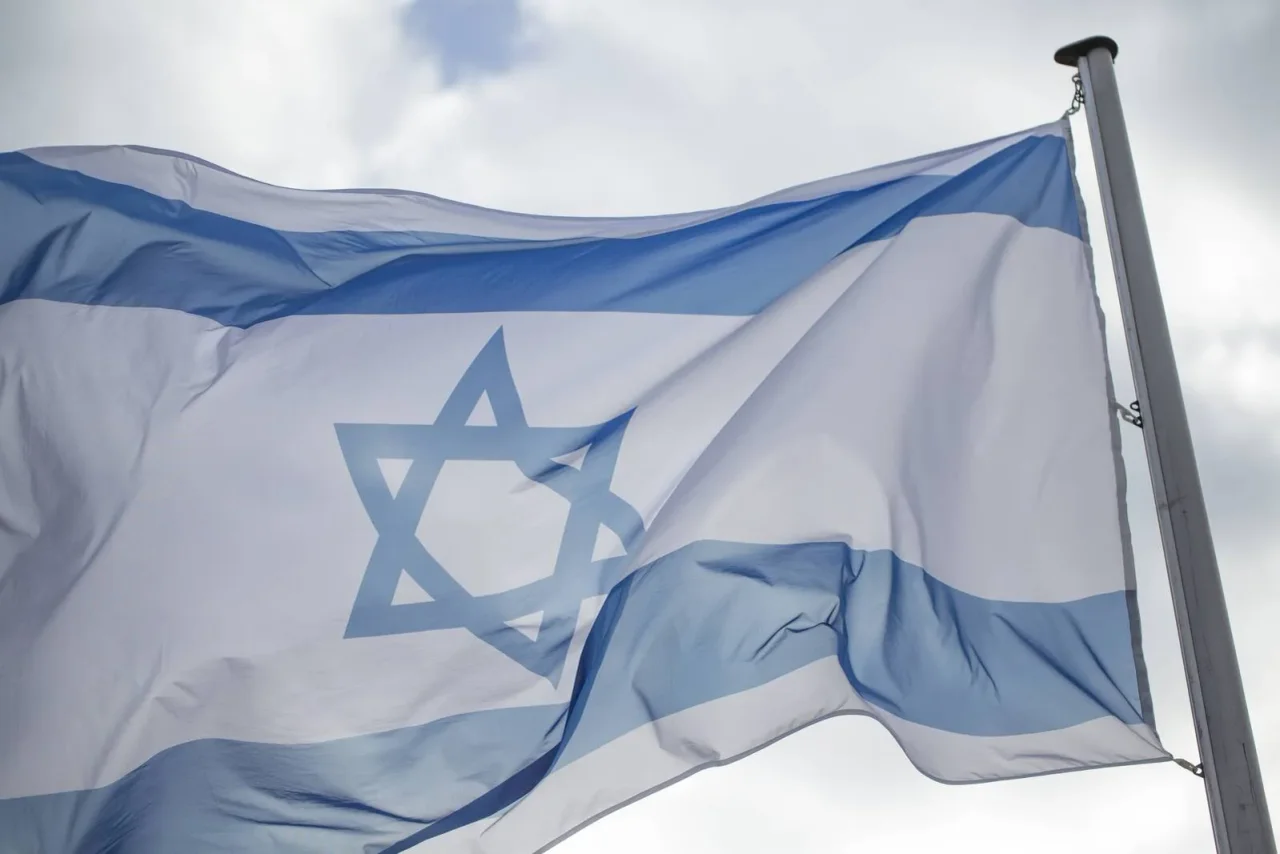 Trotz der Schändung einer israelischen Flagge dürfen zwei Syrer in Deutschland bleiben.