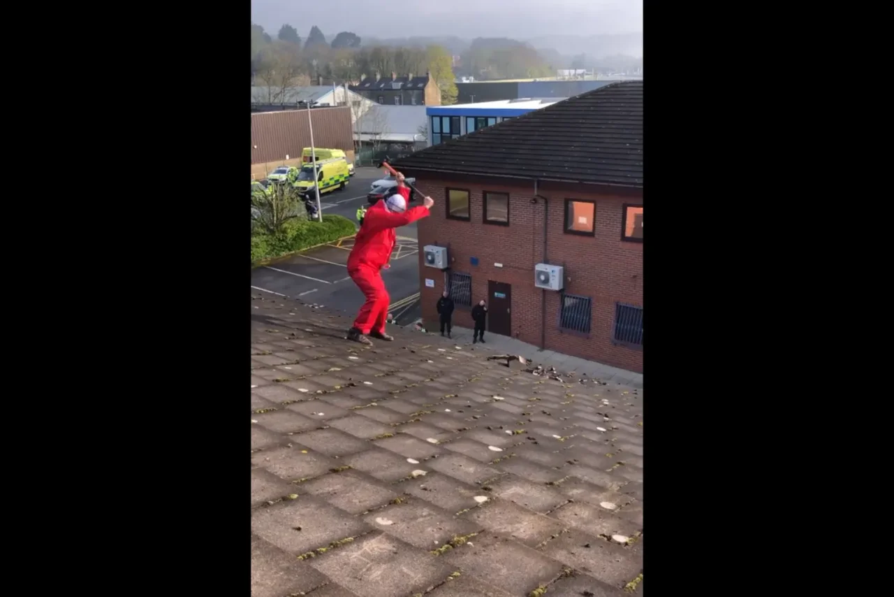 Auf dem Bild ist ein Aktivist der Gruppe Palestine Action zu sehen.