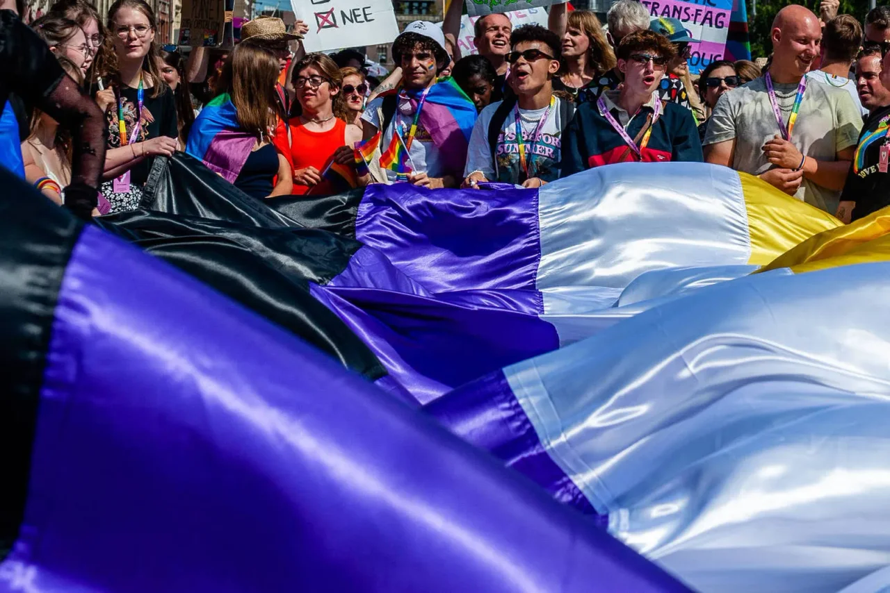 Demonstranten bei einer Pride-Parade in Amsterdam. (Symbolfoto)