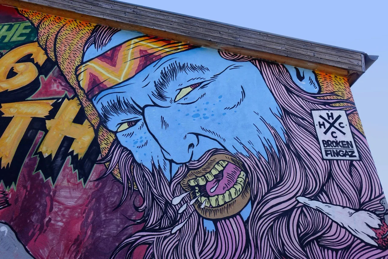 Ein Graffiti auf der Hauswand des Zentrums in Potsdam.