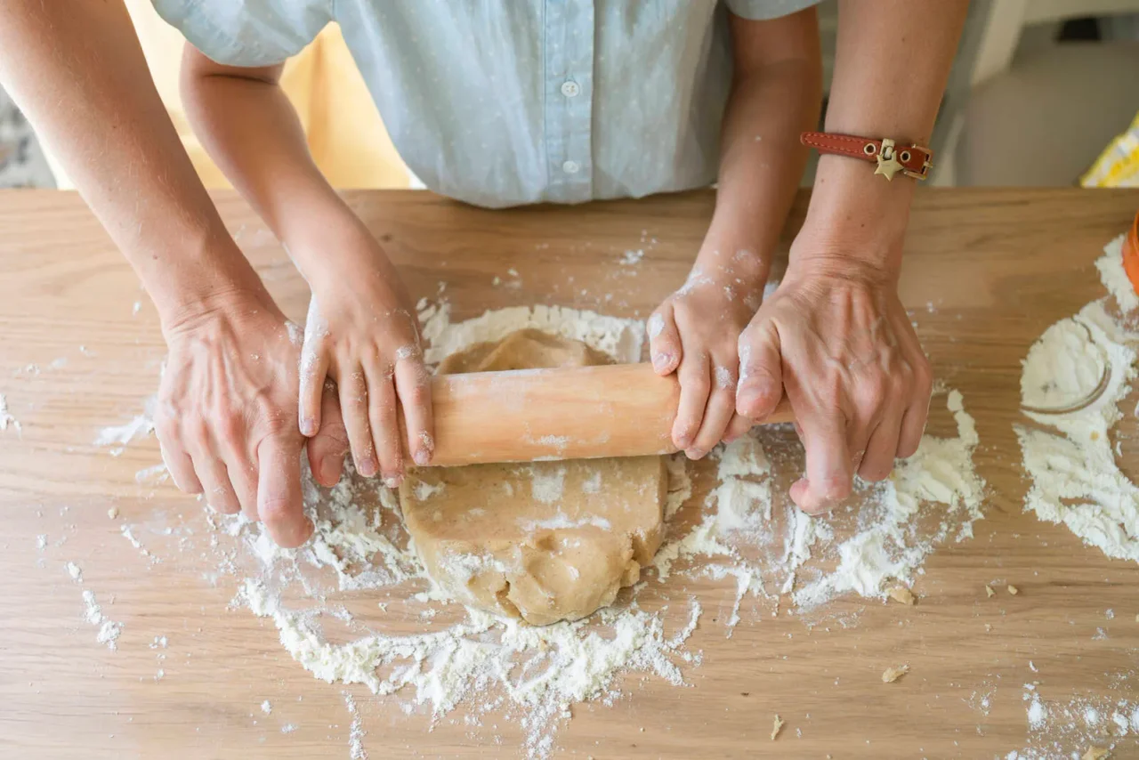 Mutter und Kind beim Backen in der Küche. (Symbolbild)