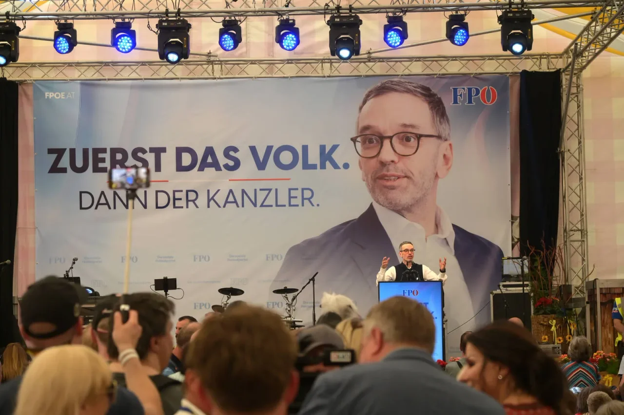 Die FPÖ liegt in den Umfragen weiter klar an der Spitze.