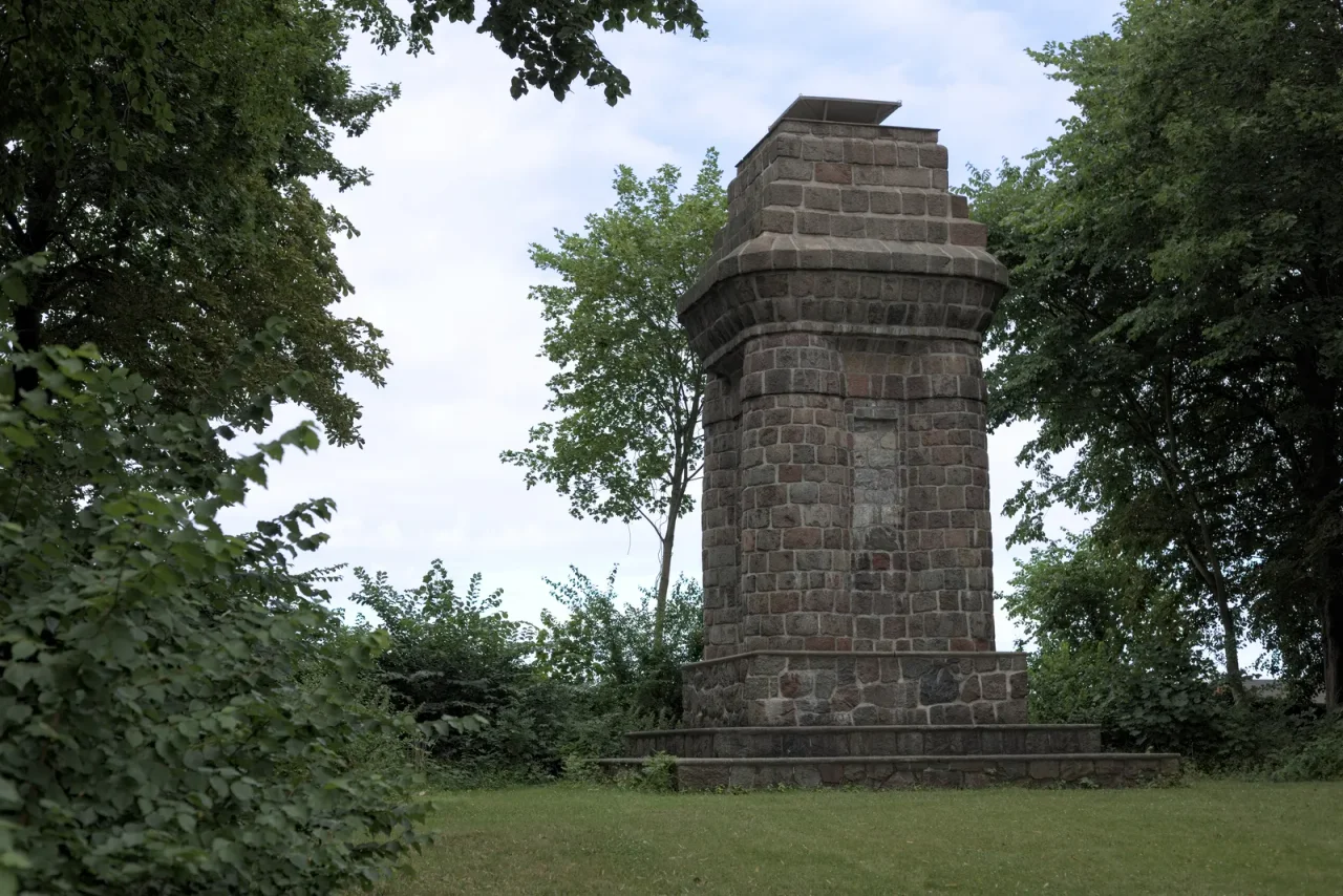Die Bismarcksäule in Greifswald ist eine zum Gedenken an Otto von Bismarck errichtetes Denkmal und steht gegenüber vom später errichteten Volksstadion.