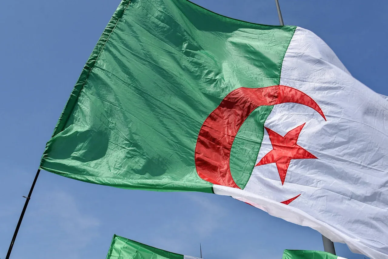 Die Jugendlichen schwenkten vor Ort provokativ die algerische Flagge.