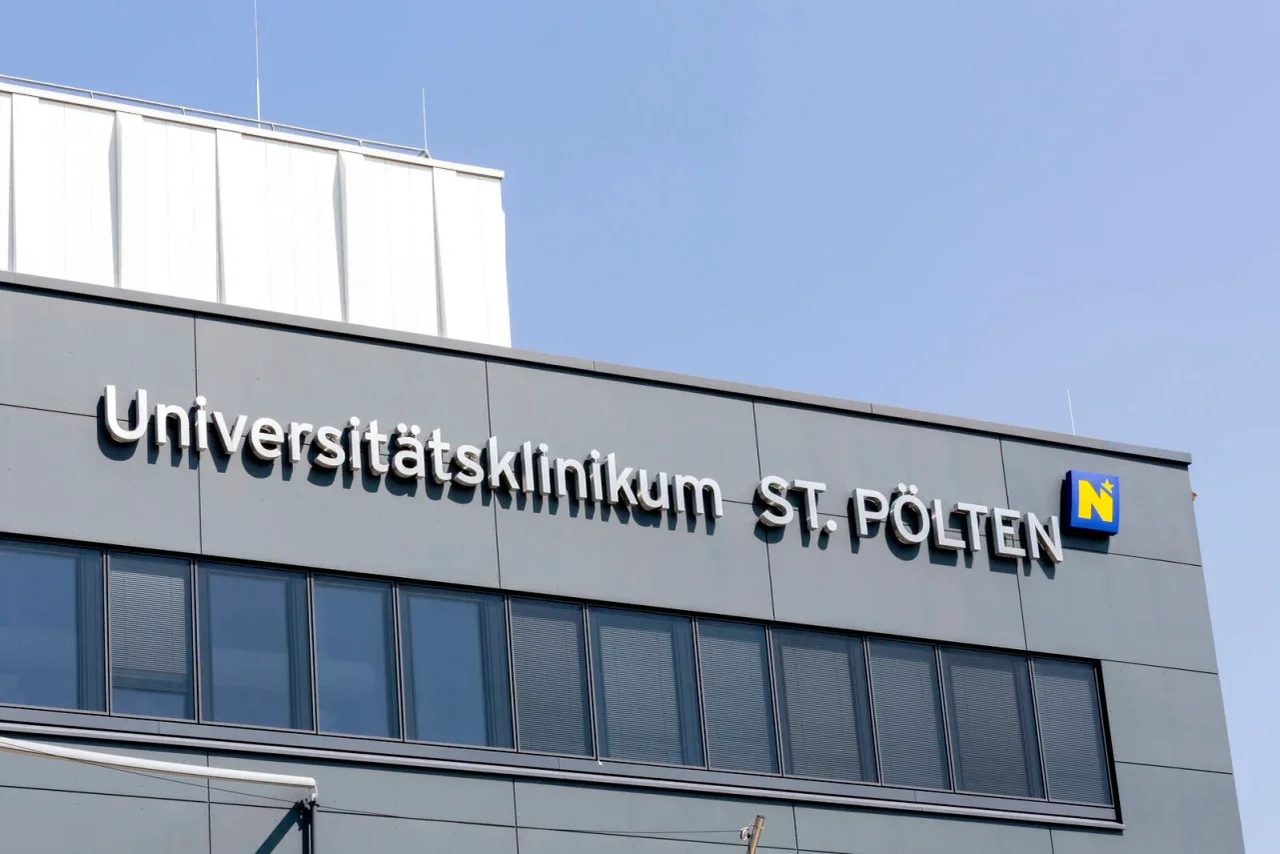 Der angegriffene Jugendliche musste ins Universitätsklinikum Sankt Pölten geflogen und notoperiert werden.