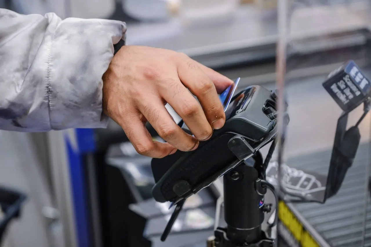 In Deutschland wurde die Bezahlkarte für Asylbewerber bereits in vielen Bundesländern eingeführt. In Österreich haben nun Niederösterreich und Oberösterreich nachgezogen.