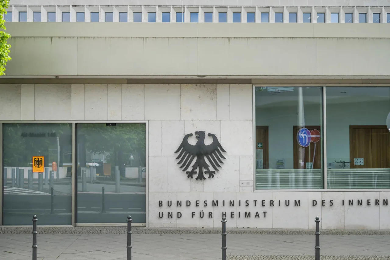 In drei aufwendig produzierten Kurzvideos zur Online-Kampagne sollte eine persische Migrantin mehr Respekt vor Rettungskräften vermitteln.