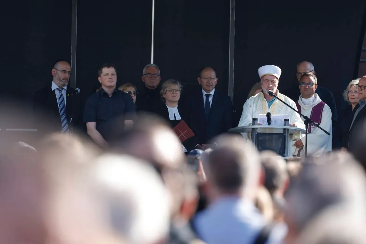 Vertreter verschiedener Religionsgemeinschaften, darunter Imam Mustafa Aydinli, gemeinsam auf der Bühne bei der Mahnwache am Montag in Mannheim.