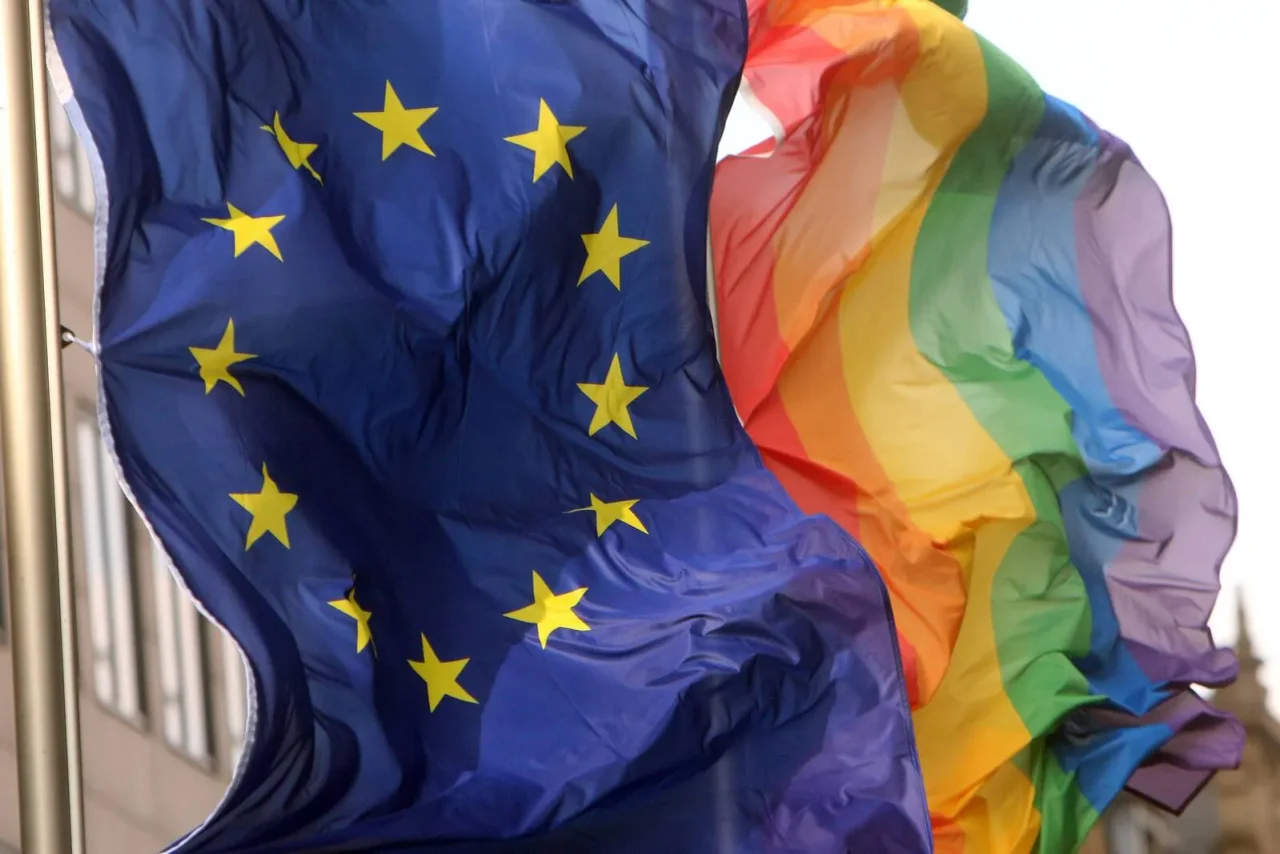 Vor der Halle, in der am Wochenende der AfD-Parteitag stattfinden wird, wehen seit Mittwoch Regenbogen- und EU-Flaggen.