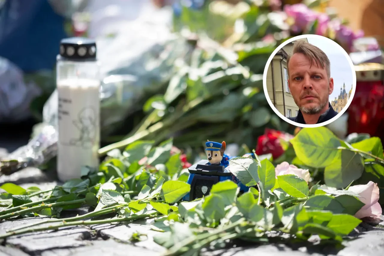 Zahlreiche Menschen haben auf dem Mannheimer Marktplatz Blumen und Kerzen für den bei der Messerattacke getöteten Polizisten niedergelegt. Auch ein kleiner Polizeihund ist dabei.