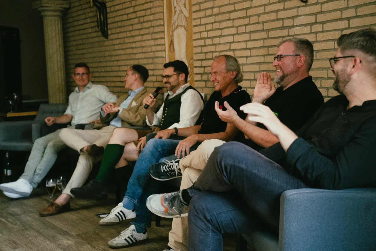 Podiumsdiskussion der AfD-Veranstaltung „Tag des Vorfelds“: Benedikt Kaiser, Kevin Dorow, Michael Scharfmüller, Volker Schnurrbusch, Oliver Hilburger und Philip Stein (links nach rechts).