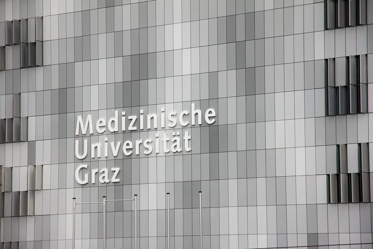 Die Universitätsleitung sieht in der Bitte Kroißenbrunners um Zusendung eines Erhebungsbogens, der den grammatikalischen Regeln und den Empfehlungen des Rats für deutsche Rechtschreibung entspricht, keine Übereinstimmung mit ihren Wertvorstellungen.