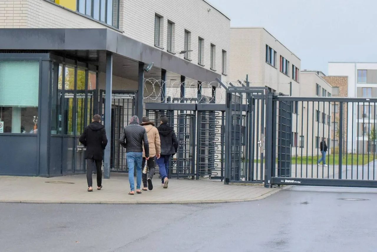 Migranten vor einer Erstaufnahmeeinrichtung in Deutschland. (Symbolbild)