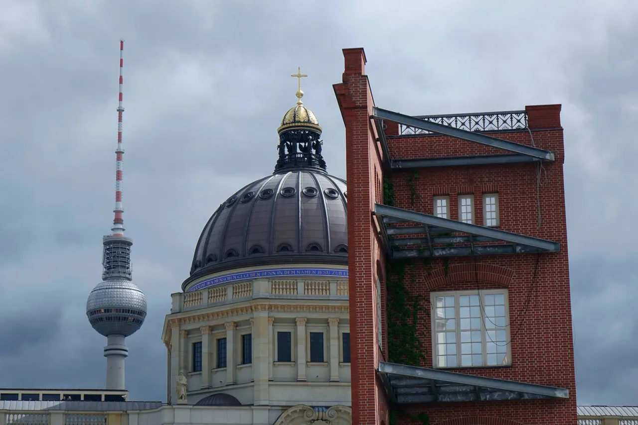 Eine rekonstruierte Gebäudeecke der Berliner Bauakademie steht vor dem Schloss und dem Berliner Fernsehturm.