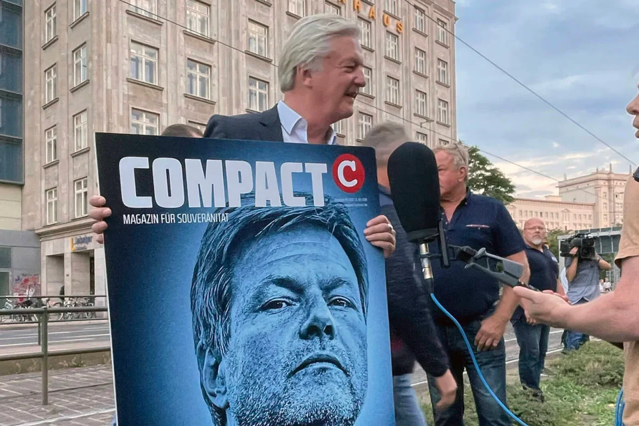 Compact-Herausgeber Elsässer 2022 bei einer Demonstration in Leipzig.