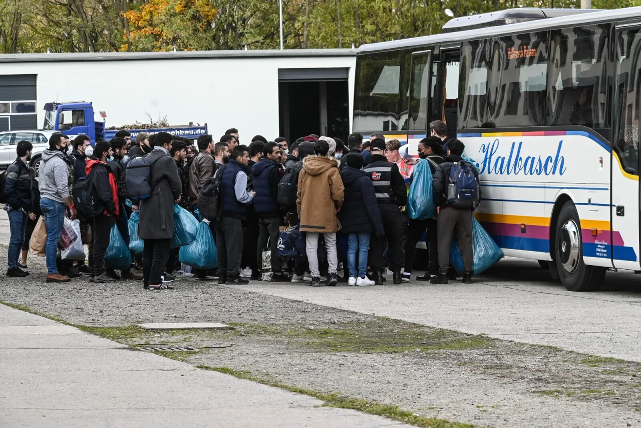 Migranten auf dem Weg in eine Erstaufnahmeeinrichtung in Deutschland. (Symbolbild)