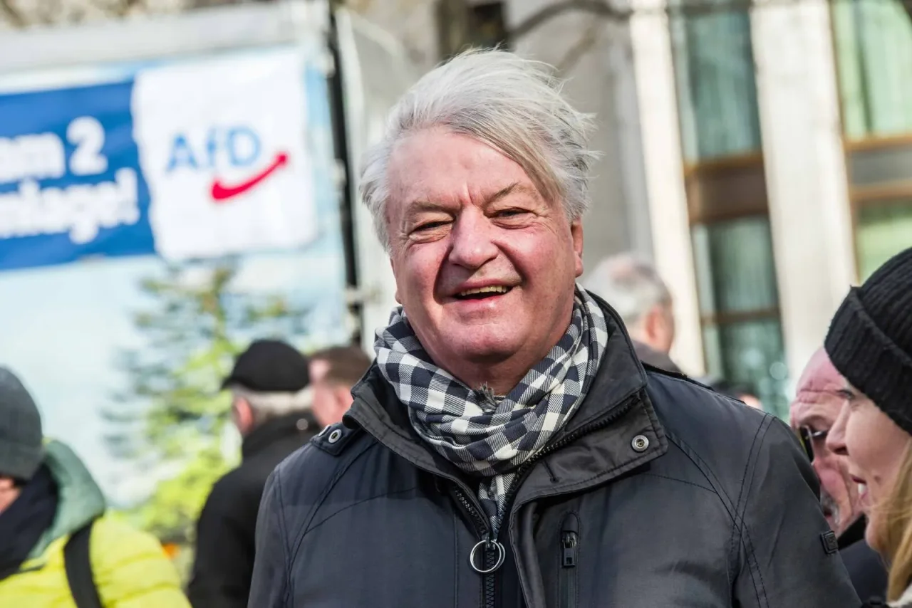 Elsässer 2023 bei einer Demonstration in München.