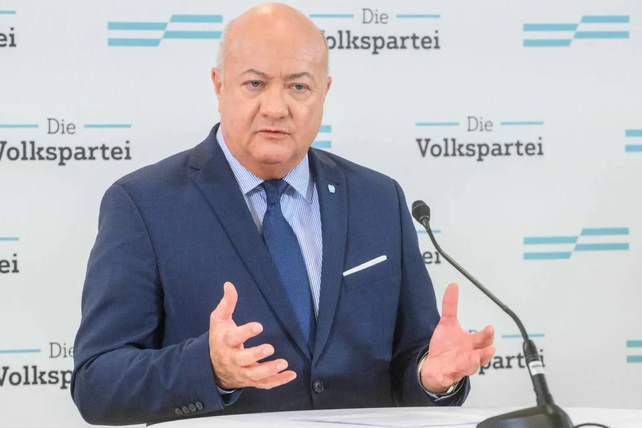 Stocker bei einer Pressekonferenz in Wien.