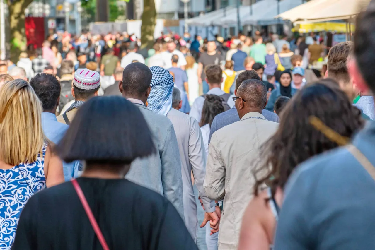 Fußgänger in einer deutschen Innenstadt. (Symbolbild)