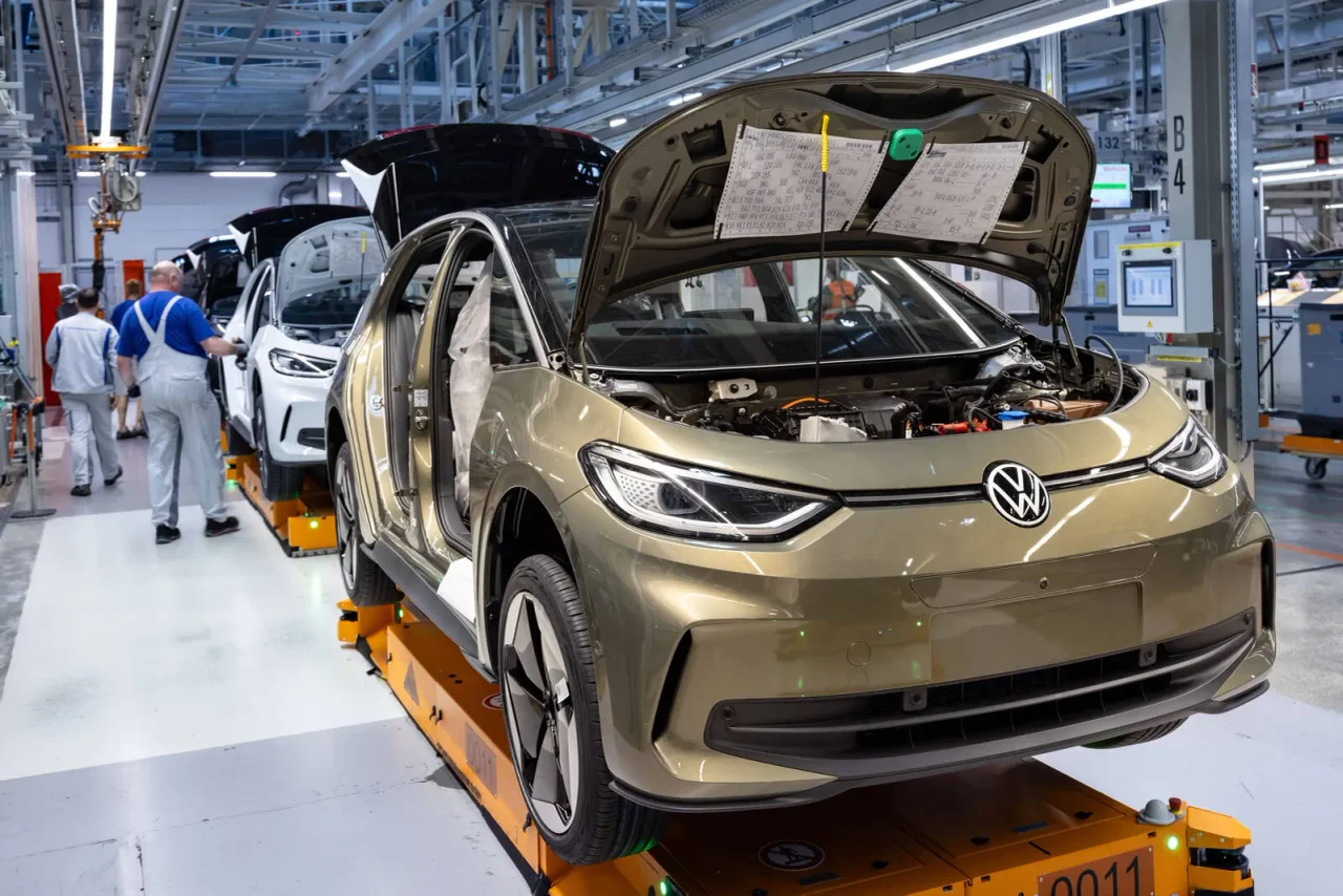 Elektrofahrzeuge in einer Montagehalle von Volkswagen in Zwickau.