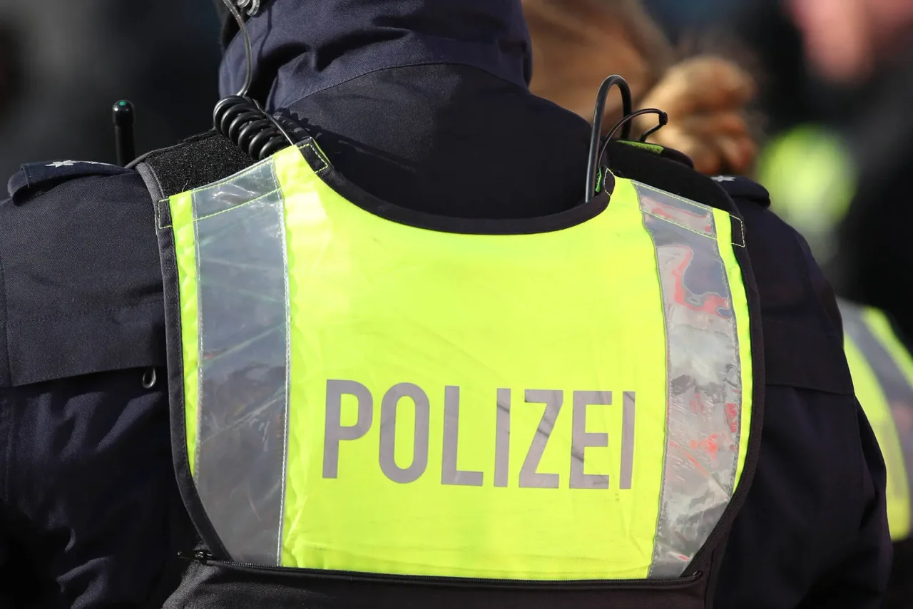 Ein Polizeibeamter mit Schutzweste auf Streife. (Symbolbild)