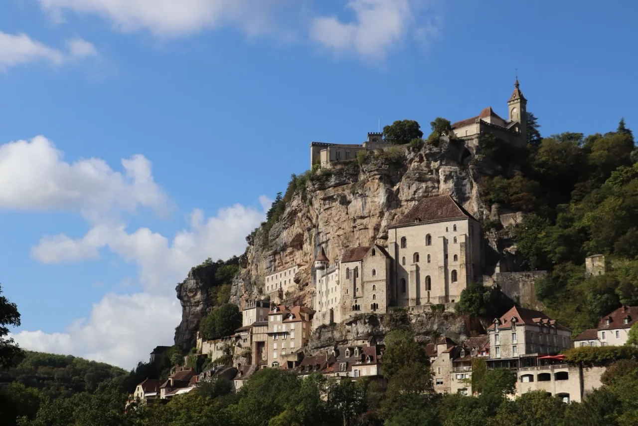 Rocamadour ist auf einem Felsen in der Mitte des Causse de Gramat gebaut.