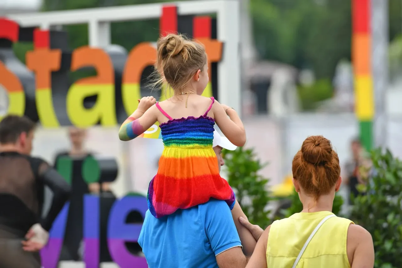 Teilnehmer der Regenbogenparade in Wien.