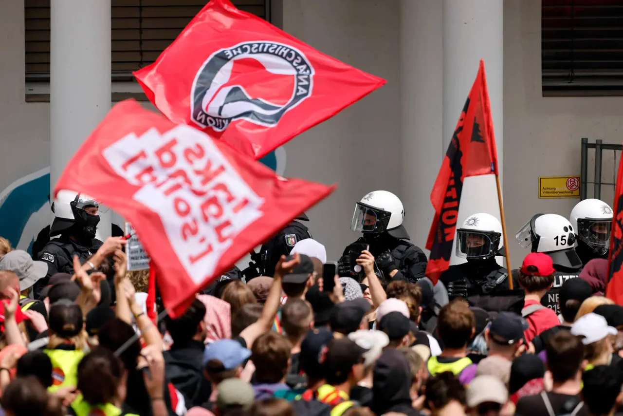 Antifa-Fahne bei der Demonstration gegen den AfD-Bundesparteitag in Essen am vergangenen Wochenende.