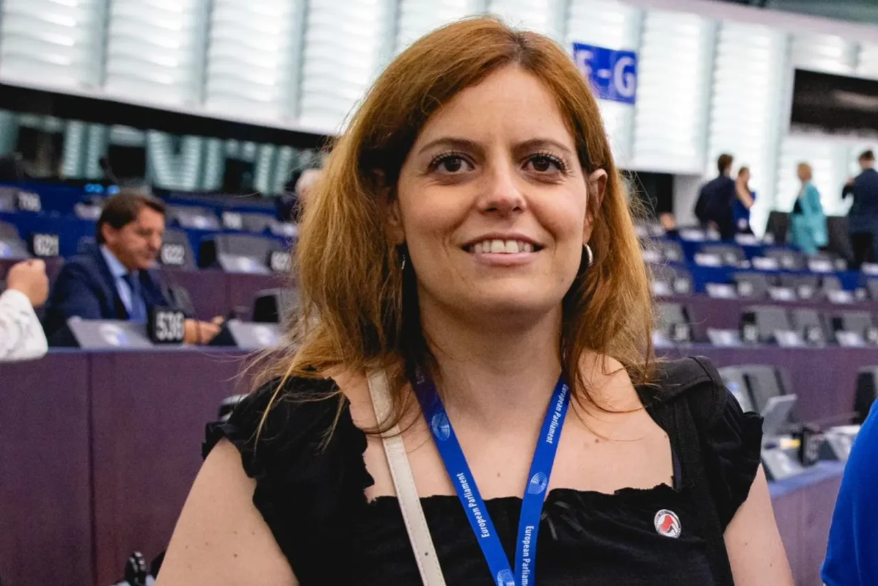 Salis an ihrem ersten Tag im Europäischen Parlament. Auf ihrem Oberteil ein Button mit dem Symbol der Antifa, der roten und schwarzen Fahne.
