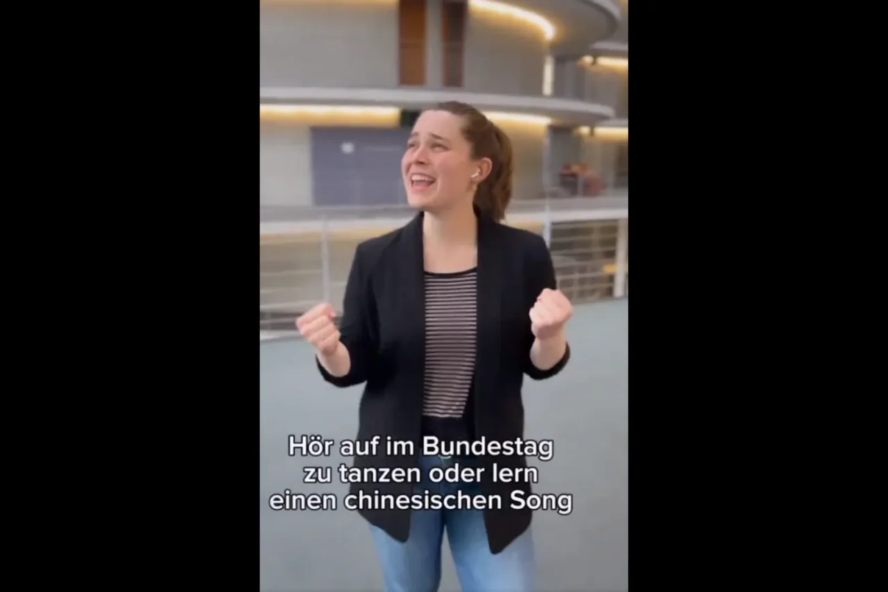 Emilia Fester tanzt zu einem chinesischen Lied, das gerade auf TikTok populär ist.