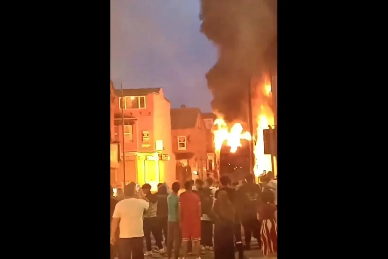 Die Szene zeigt einen brennenden Linienbus in Leeds.