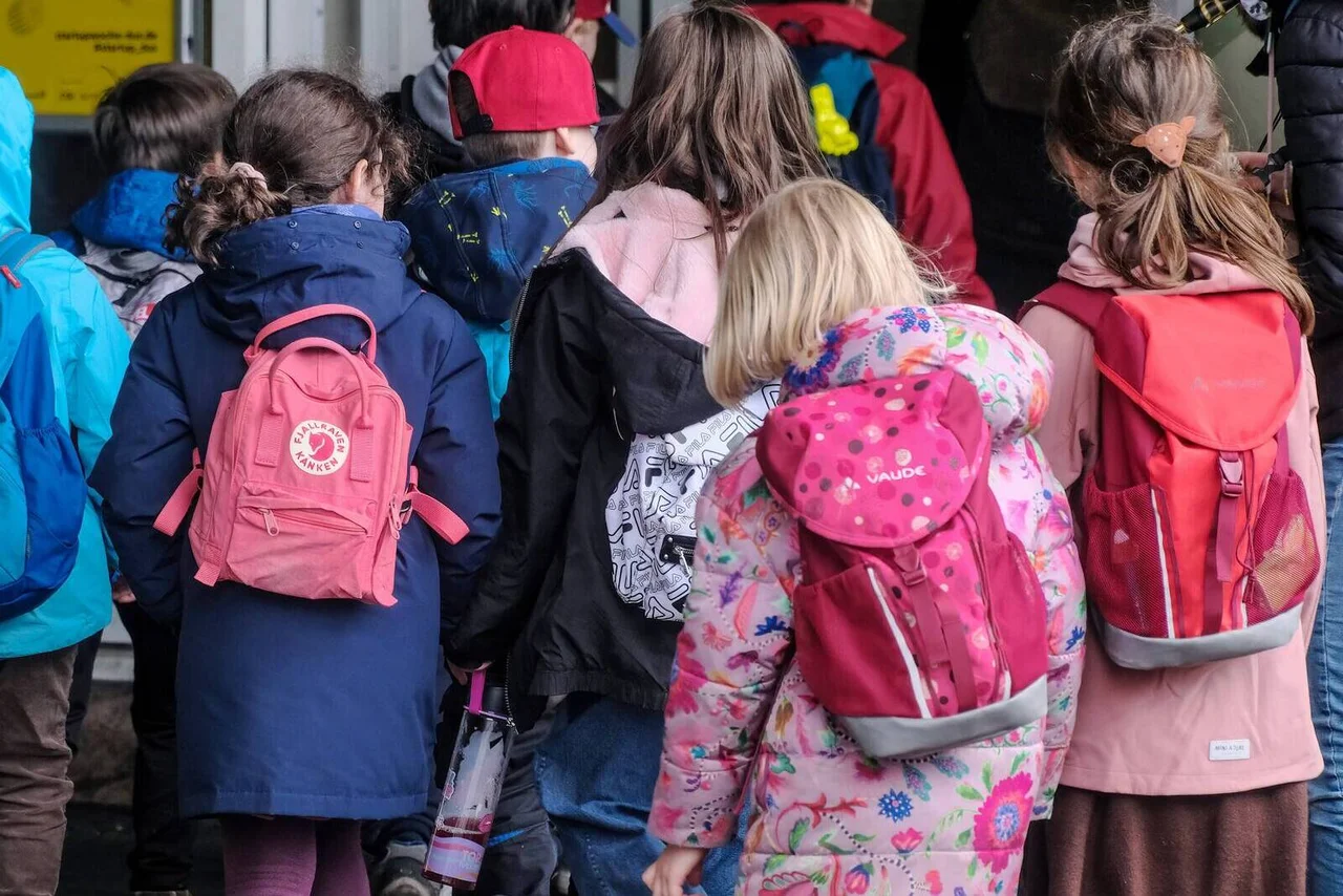 Dass bei der Einschulungsfeier an einer deutschen Grundschule auch ein Imam vor den Schülern betete, stieß bei vielen Nutzern in den Sozialen Medien auf scharfe Kritik.