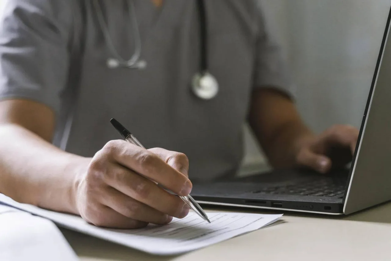 Zu den betroffenen Berufsgruppen gehören unter anderem Ärzte, Sozialarbeiter und Bibliothekare.