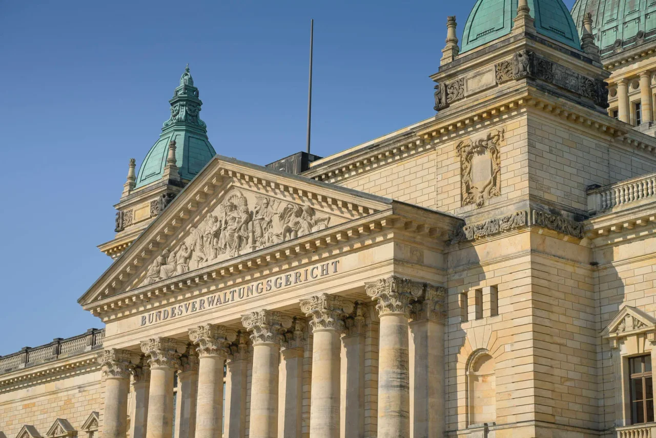 Selbst die Verbreitung verfassungsfeindlicher Ideen überschreitet als solche nicht die Grenze der freien politischen Auseinandersetzung, heißt es in dem Urteil.