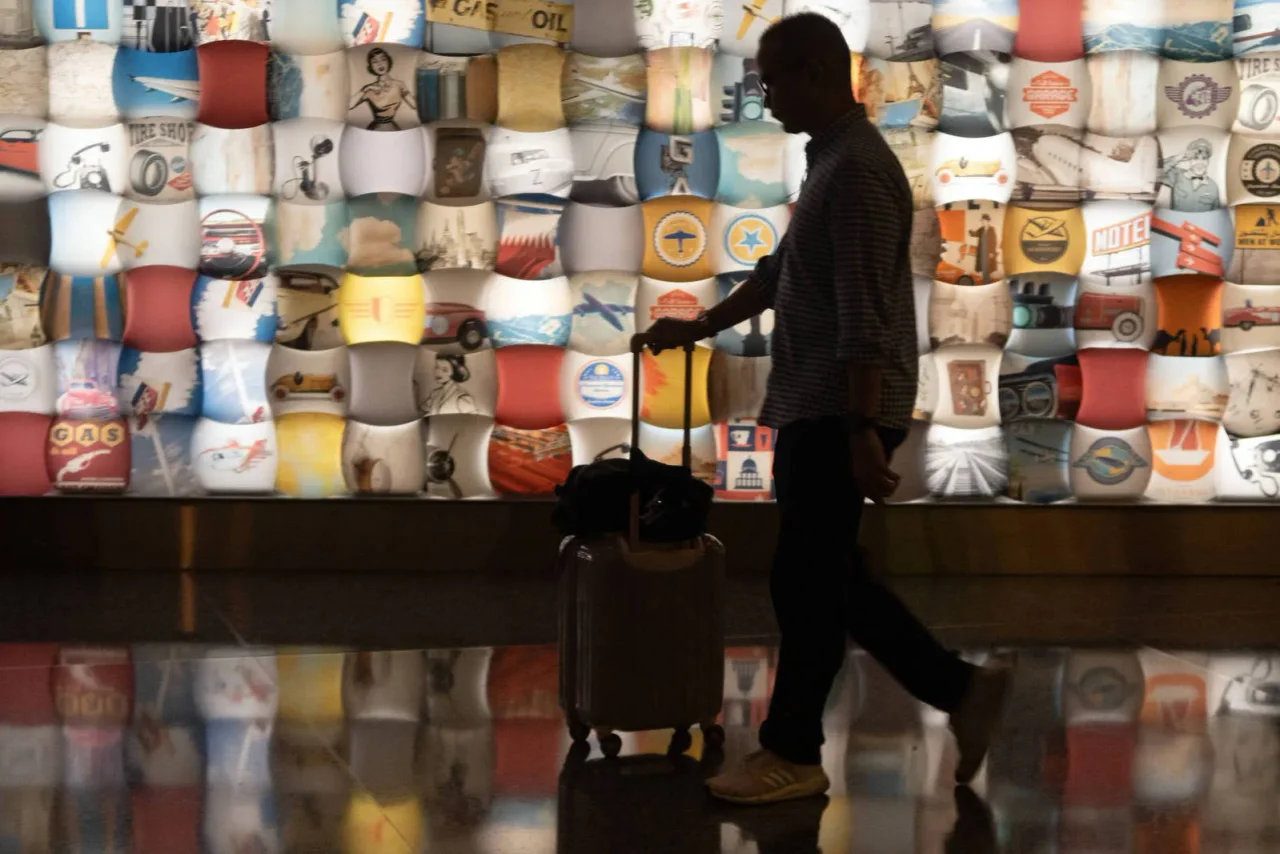 Ein Passagier am Hamad International Airport. (Symbolbild)