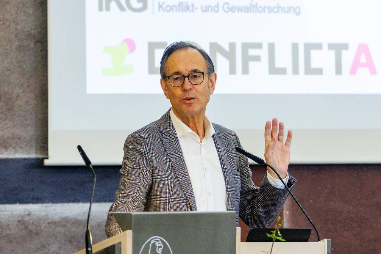 Der Forscher kritisierte unter anderem, dass die CDU nun versuche, mit verschärften Abschiebemodellen Wähler zu gewinnen.