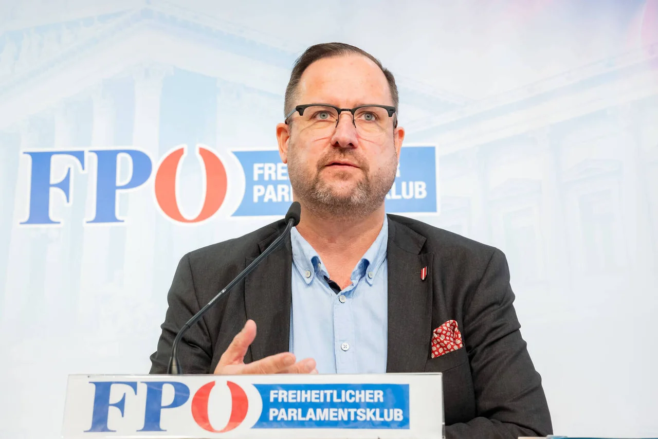 FPÖ-Generalsekretär Christian Hafenecker fordert eine Stellungnahme vom Bundespräsidenten Van der Bellen.