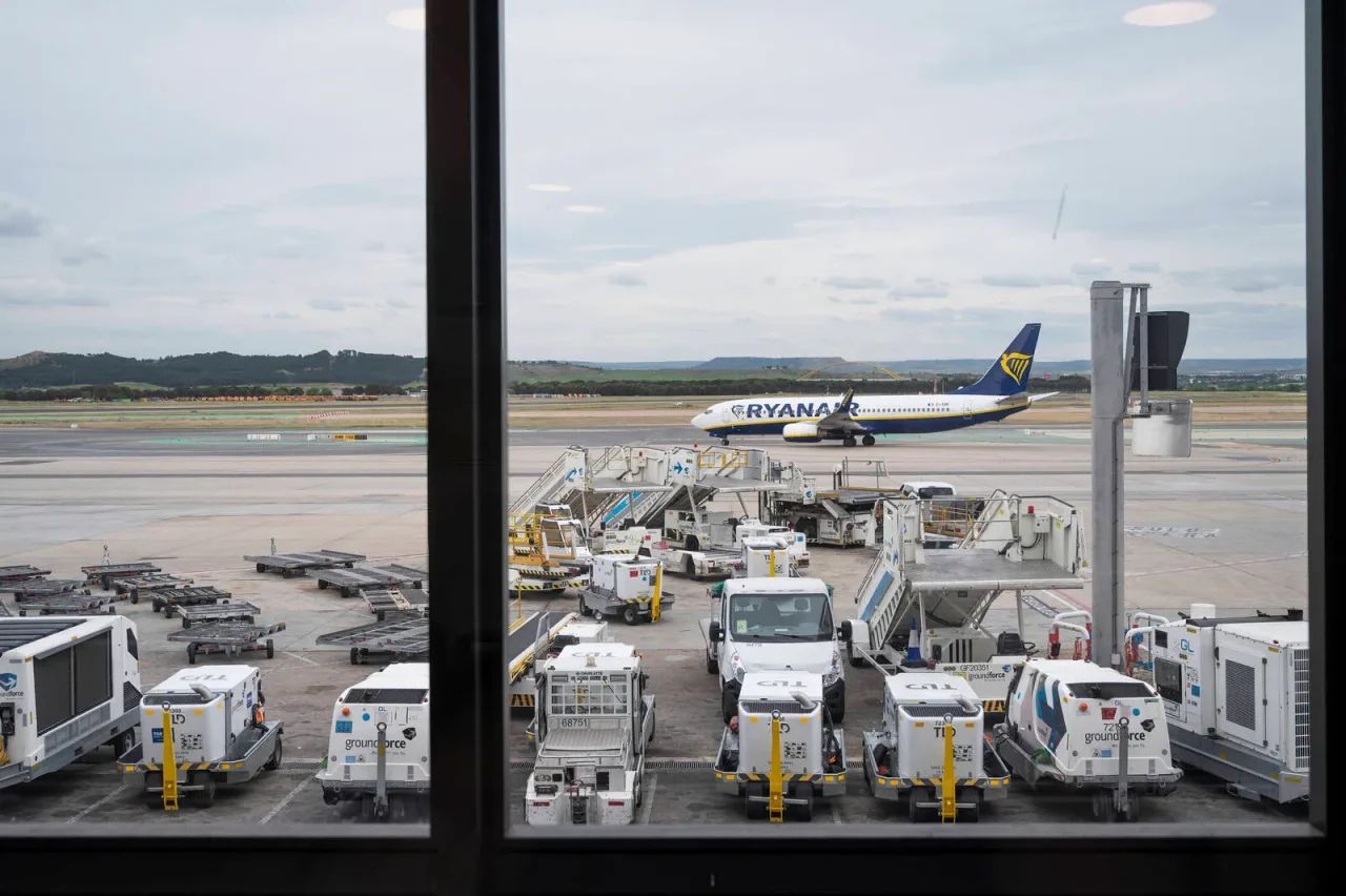 Besonders am Flughafen in Madrid kommen viele Migranten an.
