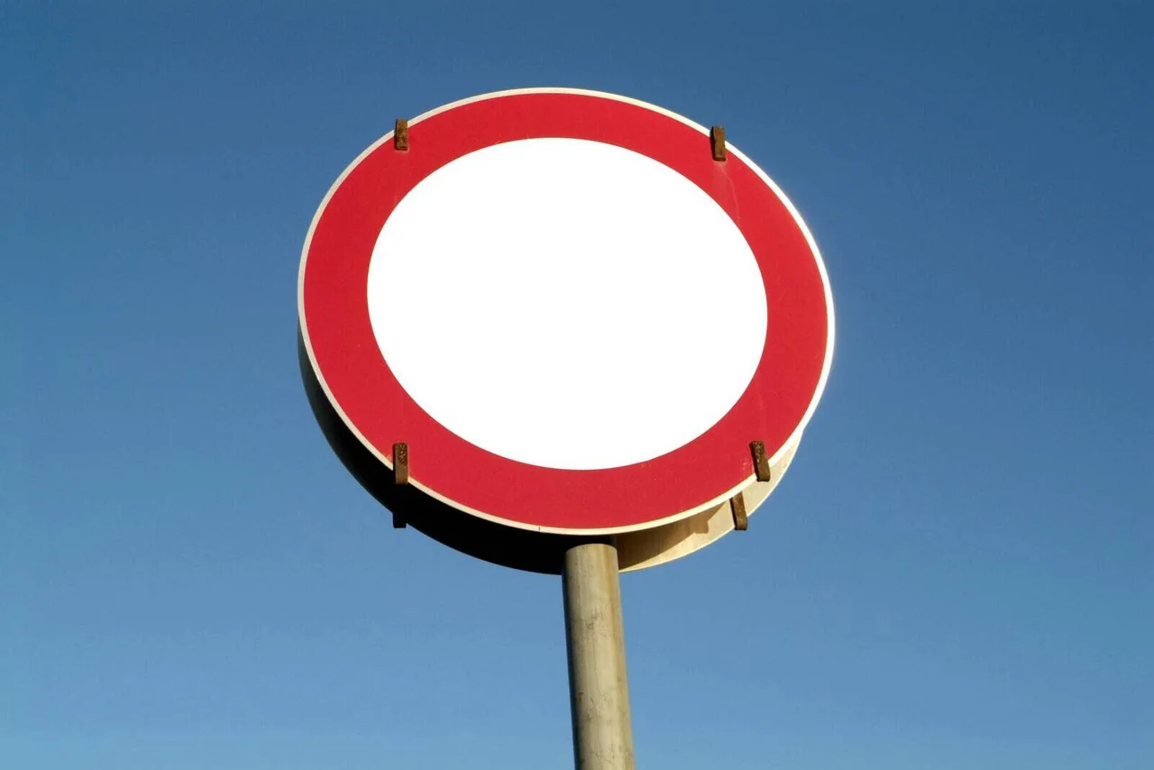 In Amstetten zeigt ein neues mehrsprachiges Verkehrszeichen das Wort „Fahrverbot“ in Deutsch, Türkisch und Arabisch. (Symbolbild)