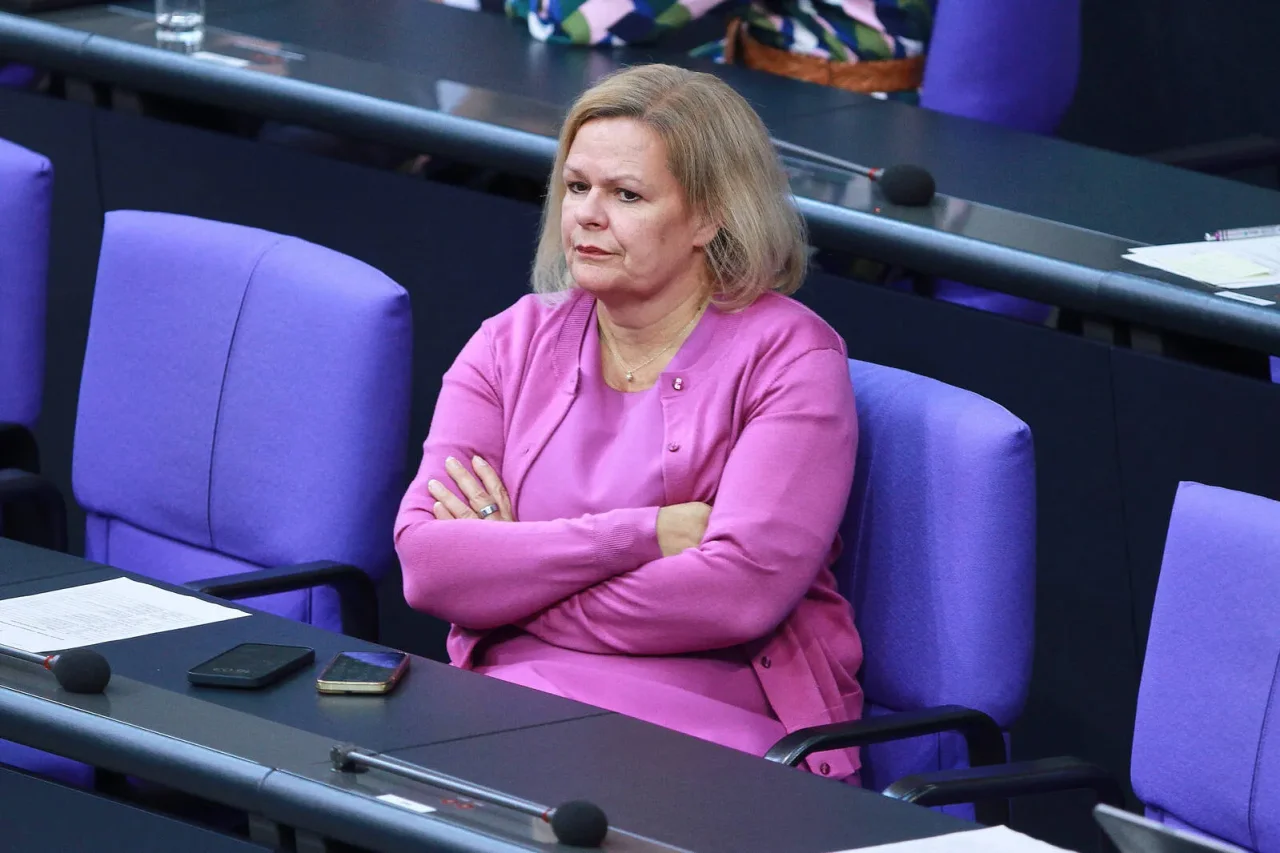 Von vielen Seiten wird nun der Rücktritt Faesers gefordert.