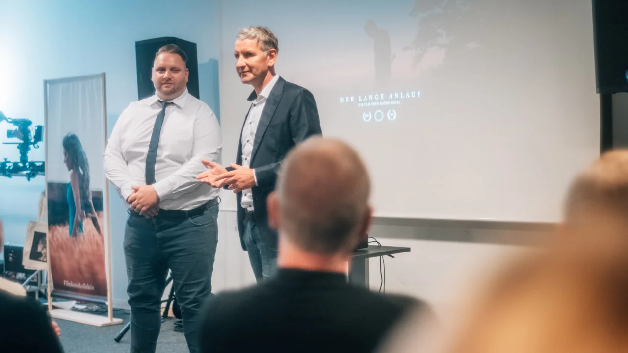 Filmemacher Simon Kaupert und der Thüringer AfD-Vorsitzende Björn Höcke bei der Premiere.