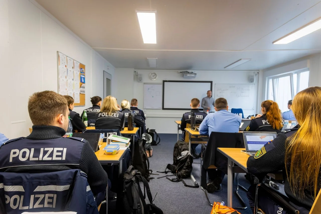 Polizeianwärter an der Hochschule der Sächsischen Polizei im Unterricht.