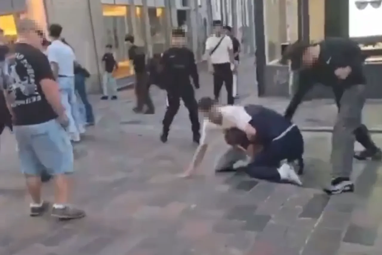 In dem Video ist zu sehen, wie mehrere Jugendliche aufeinander losgehen.