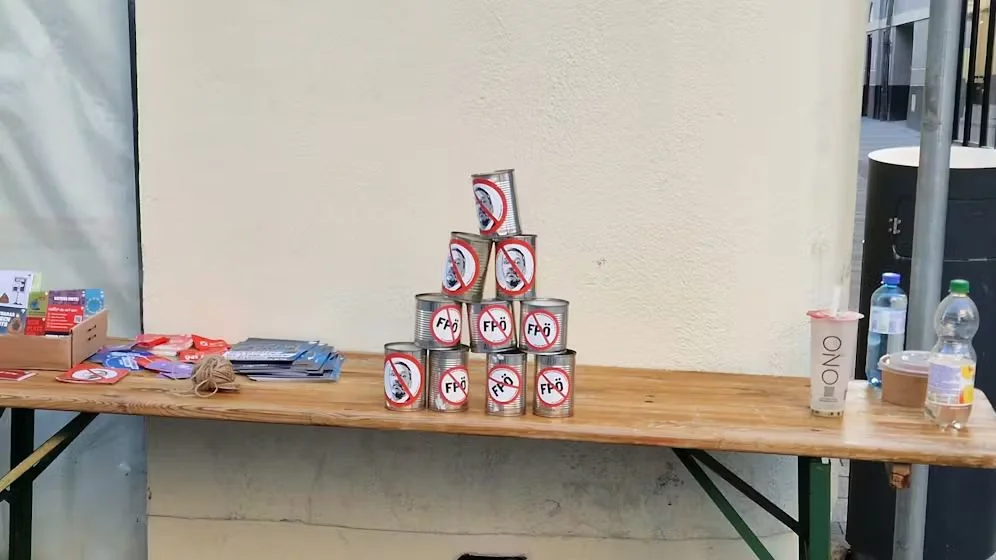 Die SPÖ Wiener Neustadt ließ die Besucher auf Dosen mit Klickl-Gesicht werfen.
