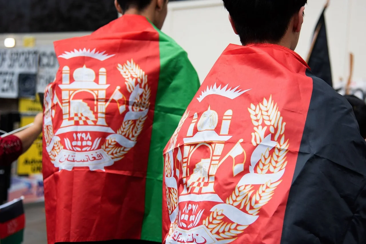 Afghanen in London mit der Flagge der Islamischen Republik Afghanistan.